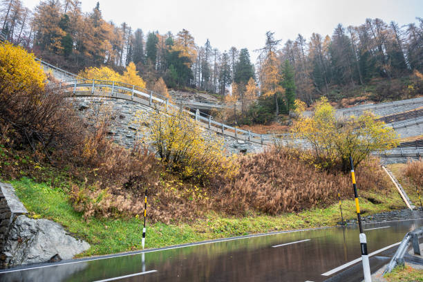 kurvenreiche alpenstraße nahe dem gipfel des malojapasses, schweiz - engadine alps landscape autumn european alps stock-fotos und bilder