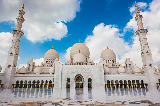 Abu Dhabi, United Arab Emirates: View of the Sheikh Zayed Grand Mosque in Abu Dhabi