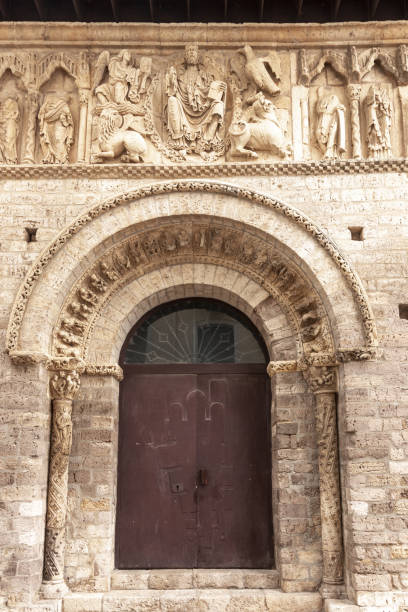 fachada occidental de la iglesia de santiago, provincia de palencia, españa - palencia province fotografías e imágenes de stock