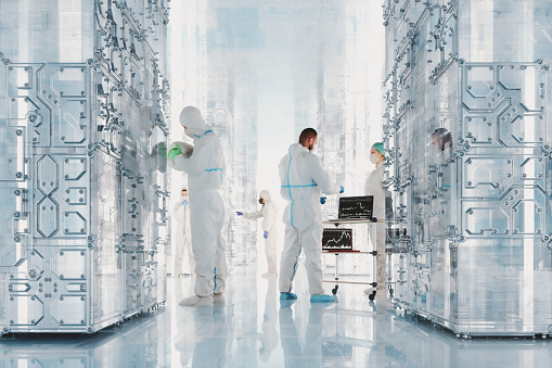 Sala de servidores futurista con computadoras cuánticas y grupo de científicos photo