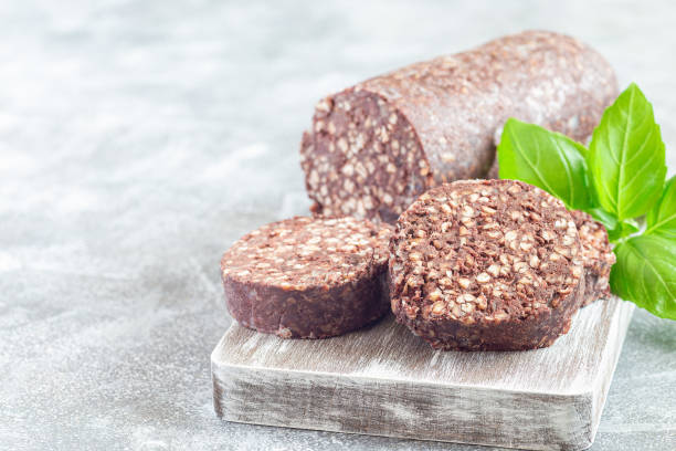 아일랜드와 영국의 블랙 푸딩 소시지 조각, 나무 보드, 가로, 복사 공간 - blood pudding 뉴스 사진 이미지