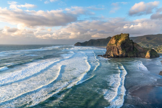 rocha do leão e praia de piha - lion sands - fotografias e filmes do acervo