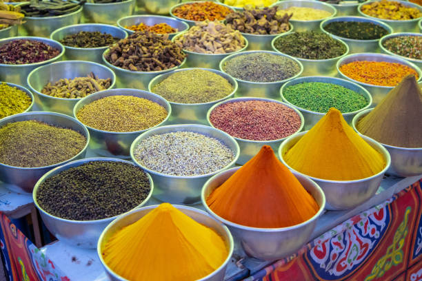 zbliżenie różnych kolorowych przypraw na bazarze w nubijskiej wiosce w egipcie - east spice middle market zdjęcia i obrazy z banku zdjęć
