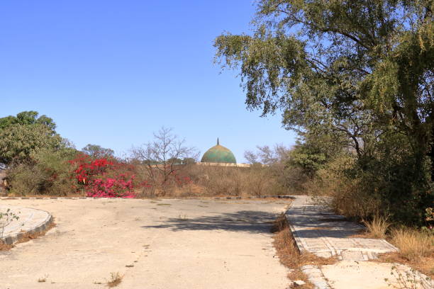 entrance to prophet job's tomb in the north of salalah, dhofar, oman; nabi ayub a.s tomb - jó imagens e fotografias de stock