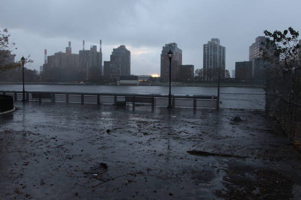 huragan sandy uderza w nowy jork - hurricane sandy staten island new york city new york state zdjęcia i obrazy z banku zdjęć