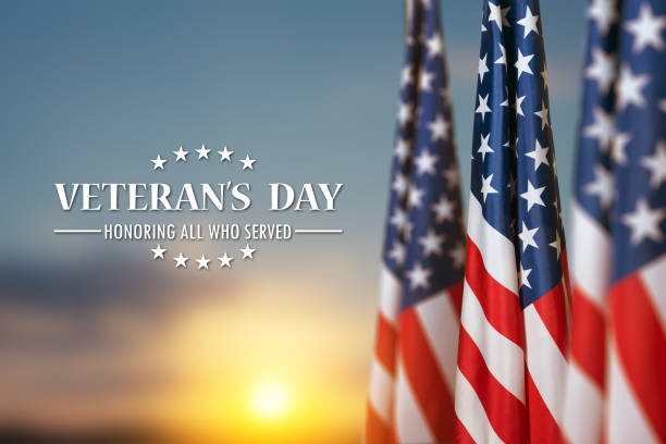 bandiere americane con il testo veterans day in onore di tutti coloro che hanno servito sullo sfondo del tramonto. - us veterans day foto e immagini stock
