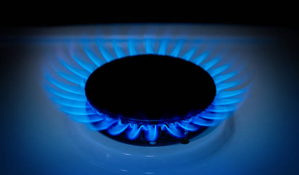 cuisinière à gaz, plaque de cuisson dans la cuisine. - natural gas gas burner flame photos et images de collection
