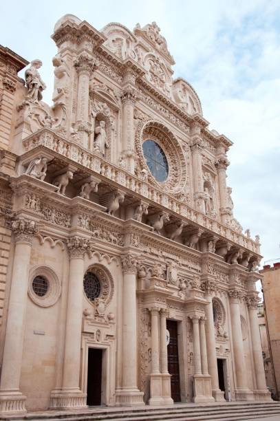 низкоугольный снимок базилики санта-кроче в лечче, апулия, италия - lecce stone стоковые фото и изображения