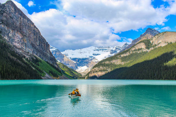 lago louise en banff - lago louise lago fotografías e imágenes de stock