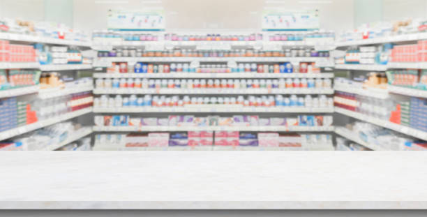 encimera vacía de mármol blanco con fondo borroso de los estantes de farmacia - farmacia fotografías e imágenes de stock