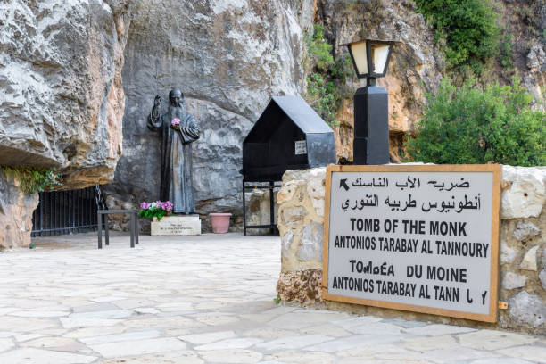 tomba del monaco antonios tarabay, monastero di sant'eliseo, bcharre - bcharre foto e immagini stock