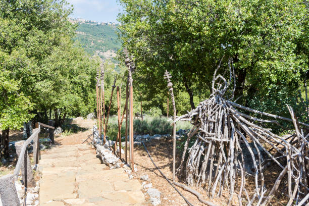 parco commemorativo del giardino del patriarca nel villaggio di dimane, bcharre - bcharre foto e immagini stock