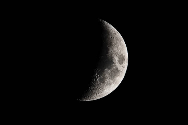media luna creciente en cielo oscuro - luna creciente fotografías e imágenes de stock