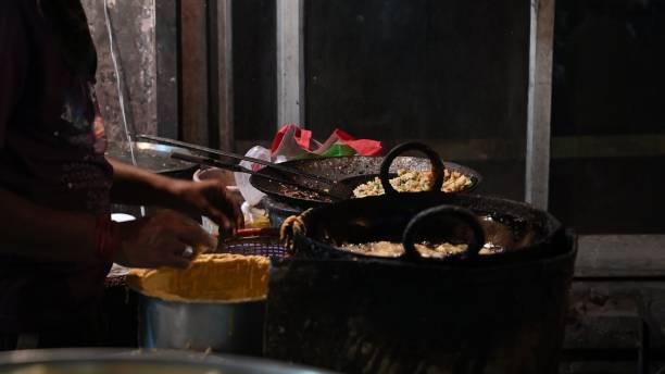 인기있는 인도 거리 음식 인 nimki는 인도 라자스탄 주 조드 푸르의 유명한 sardar market과 ghanta ghar 시계탑에서 판매되고 있습니다. - sardar market 뉴스 사진 이미지