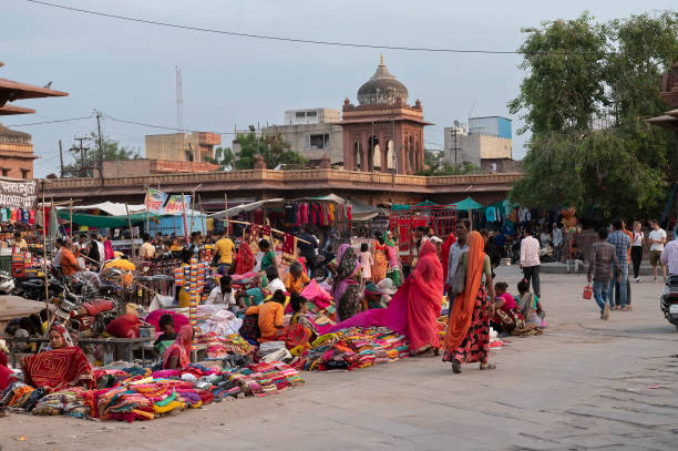라자스탄 여성 의류는 저녁에 유명한 sardar market과 ghanta ghar 시계탑에서 판매됩니다. - sardar market 뉴스 사진 이미지