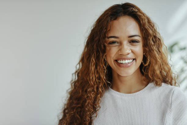 gesicht, porträt und glücklich mit einer schwarzen frau, die sich innerlich positiv, sorglos oder fröhlich mit einem lächeln fühlt. haare, zähne und schönheit mit einer attraktiven jungen frau, die mit mockup für werbung posiert - teeth model stock-fotos und bilder