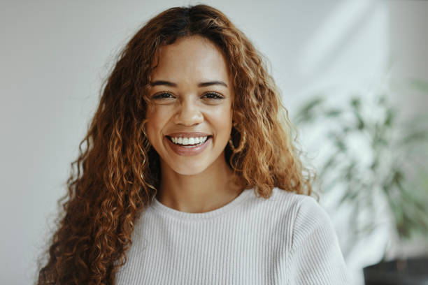 portrait de femme d’affaires, de gestionnaire ou de ressources humaines pour la réussite professionnelle, l’entreprise que nous embauchons ou l’emploi et l’opportunité de travail. entrepreneur ou employé rh d’entreprise visage heureux pour un  - tête et épaules photos et images de collection