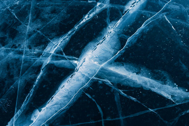 ghiaccio blu trasparente con crepe sul lago baikal invernale. priorità bassa astratta dell'inverno - lake baikal lake landscape winter foto e immagini stock