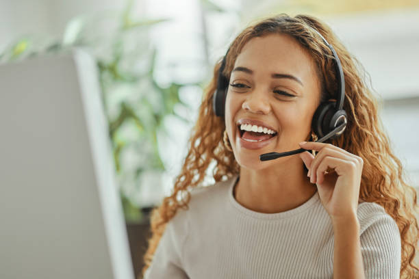 service à la clientèle, heureux et communication de la femme au centre d’appels pc parlant avec un sourire joyeux. consultante, conseillère et fille du service d’assistance parlant avec les clients en ligne avec micro casque d’ordinateur. - centre dappel photos et images de collection