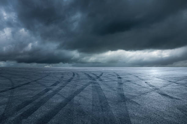 asphalt road and sky dark cloud - car horizon over land driving street imagens e fotografias de stock