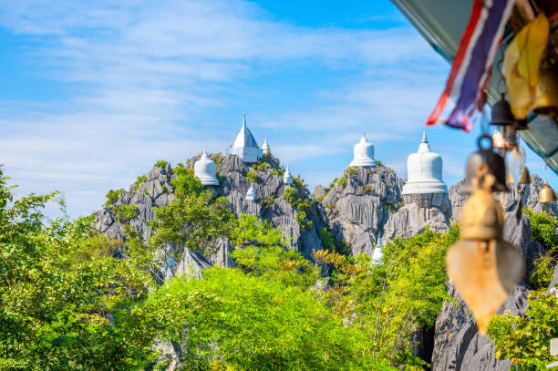 wat praputthabaht sudthawat pu pha daeng, wat chaloem phra kiat phrachomklao rachanusorn. c'è una pagoda costruita su un'alta montagna rocciosa dalla fede e dalla fede. thailandia invisibile, lampang, thailandia. - wat foto e immagini stock