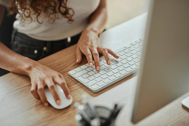 mains de femme d’affaires, souris d’ordinateur et clavier tapant des courriels, recherche en ligne sur internet et marketing numérique à la table de bureau. chercheur en gros plan au niveau de l’ordinateur de bureau, de la technologie et de la conn - site internet photos et images de collection