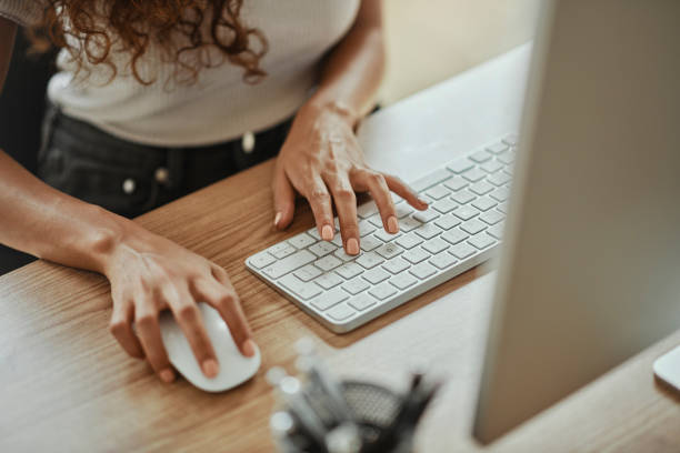 руки деловой женщины, компьютерная мышь и клавиатура, печатающие электронную почту, онлайн-поиск в интернете и цифровой маркетинг за офисн� - google advertising стоковые фото и изображения