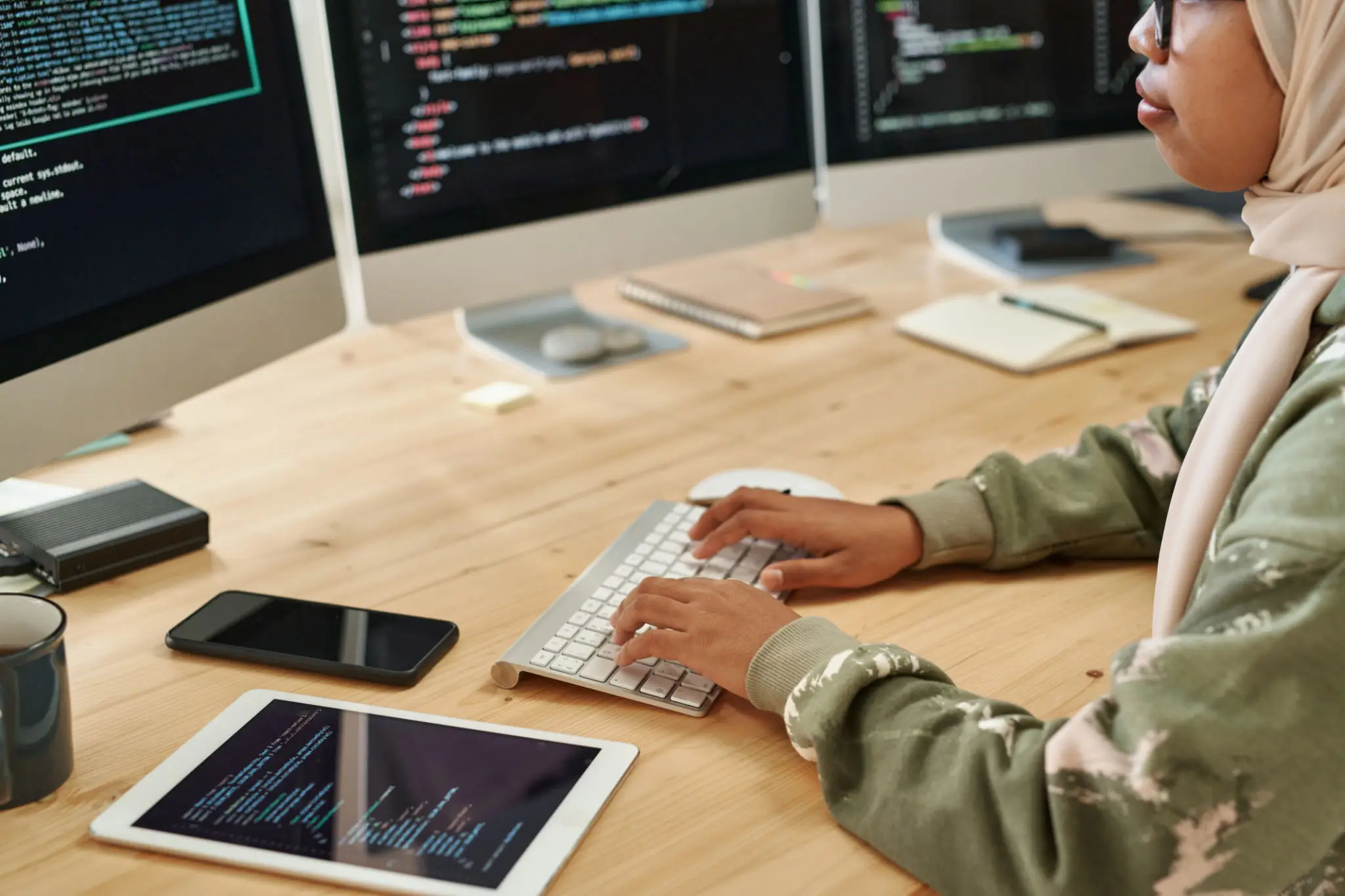 컴퓨터프론트엔드스킬: 높은 성과를 위한 비밀 (Computer Frontend Skill: Secrets for High Performance) 2 Young Muslim intern in hijab decoding data on computer screens by workplace