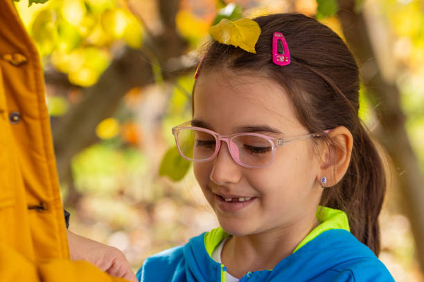 ritratto di madre e bambina che godono di un giorno d'autunno - glasses child cute offspring foto e immagini stock