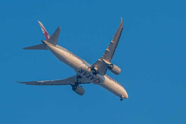 qatar airways dreamliner 787 tracteur d’occasion - boeing 787 qatar airways airplane aerospace industry photos et images de collection