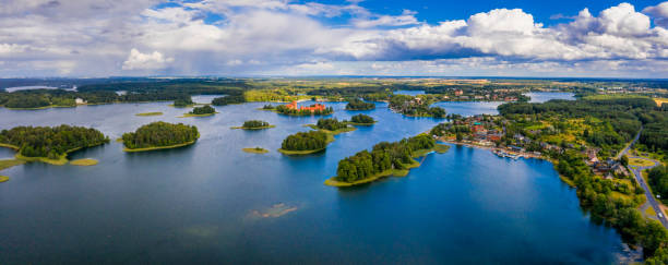 piękny widok z lotu ptaka na historyczny zamek na wyspie troki nad jeziorem galve na litwie - troki zdjęcia i obrazy z banku zdjęć