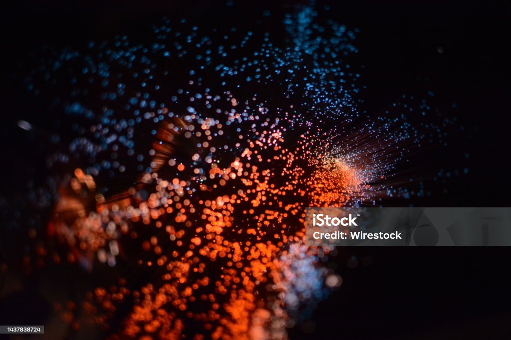 Pequeñas Luces Circulares De Colores Sobre Un Fondo Negro Para Fondos De  Pantalla Foto de stock y más banco de imágenes de Abstracto - iStock