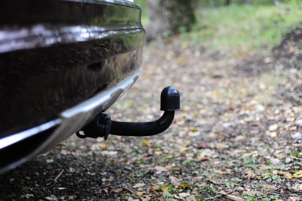 gros plan de la barre de remorquage d’une voiture garée dans les bois - crochet équipement photos et images de collection