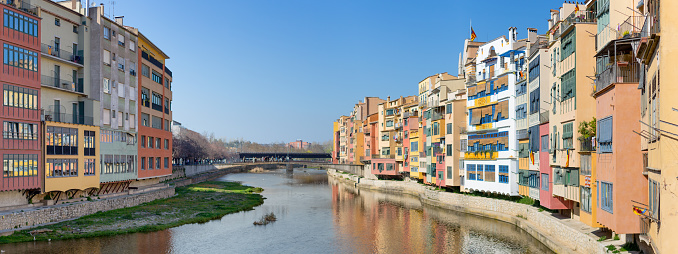 Toma gran angular del hermoso río Onyar ubicado en Girona, España photo