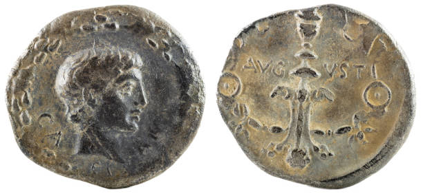 древнеримские серебряные монеты денария семейства юлия цезаря - julius caesar стоковые фото и изображения