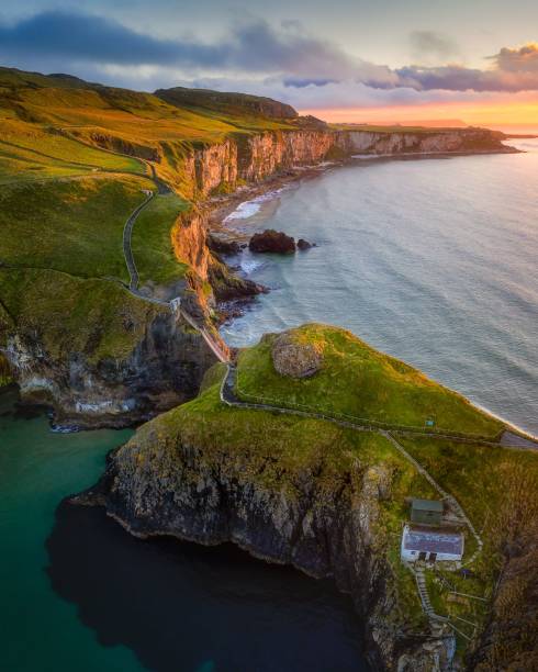 encantadora vista del puente de cuerda carrick-a-rede al amanecer, irlanda del norte - carrick a rede fotografías e imágenes de stock