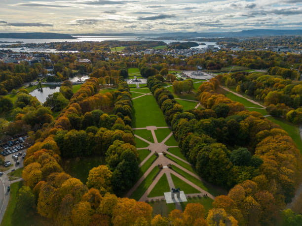 Aerial view of Vigeland Park in Oslo, Norway Aerial view of statues in the public Vigeland Park in Oslo, Norway. The colorful trees signal the leaves are changing color. Taken October 9, 2022. norway autumn oslo tree stock pictures, royalty-free photos & images