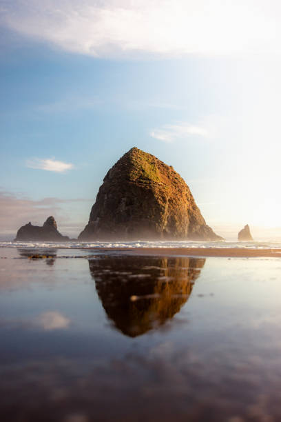 オレゴン州のキャノンビーチにあるヘイスタックロックの魅惑�的なショット - oregon beach ストックフォトと画像