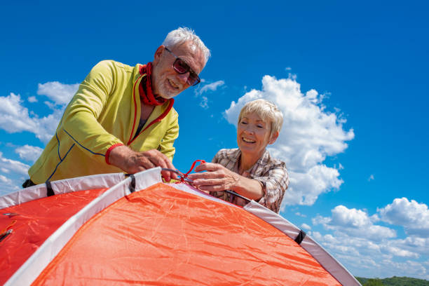 休息の準備をし、テントを敷く老夫婦 - senior adult retirement mature adult couple ストックフォトと画像