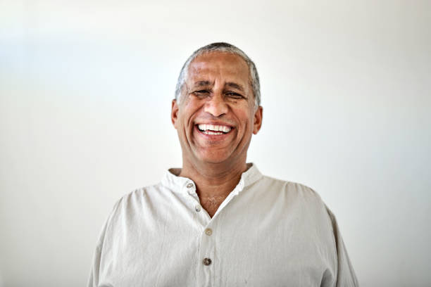 homme âgé, sourire portrait et dents dans les soins dentaires, la retraite et le bien-être sur un fond de studio gris. homme âgé à la retraite souriant pour un traitement buccal, buccal ou gingival - toothy smile relaxation white healthcare and medicine photos et images de collection