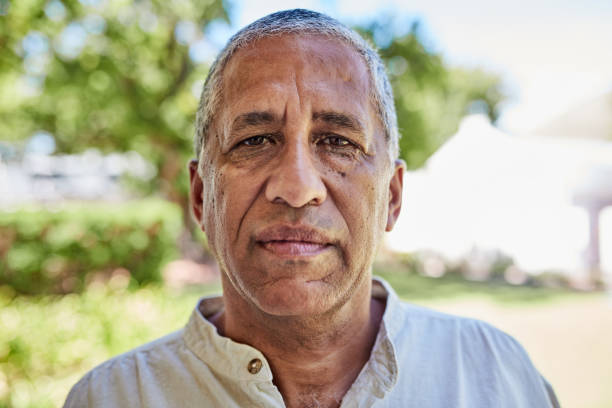 portrait de visage, homme sérieux et senior dans la nature, à l’extérieur ou dans un parc, pensant à la retraite ou à la mémoire. homme vieux, retraité et âgé de l’inde triste, perdu dans ses pensées ou dans son expression faciale solitaire. - solitaire bird photos et images de collection