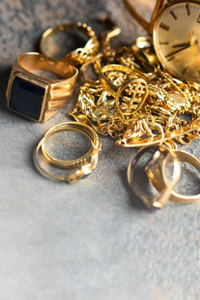 stara i łamana biżuteria, pierścionki, łańcuszek, bransoletki, zegarek, kolczyki na tle dla sprzedaj gotówkę za złoto koncepcja. przestrzeń kopiowania - gold jewelry coin scrap metal zdjęcia i obrazy z banku zdjęć