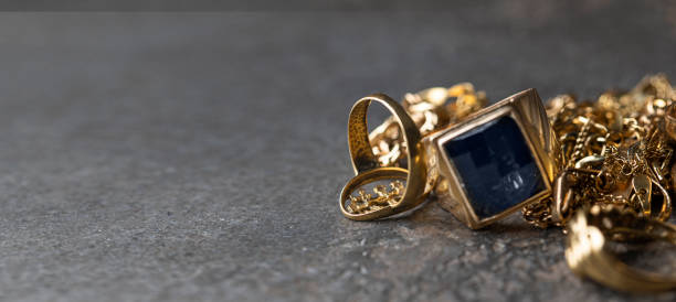 ウェブバナー用の大きな背景に金、宝石の指輪、チェーン、ブラクレット、イヤリングのスクラップ。 ゴールドコンセプトを購入します。スペースをコピーする - gold jewelry ring scrap metal ストックフォトと画像