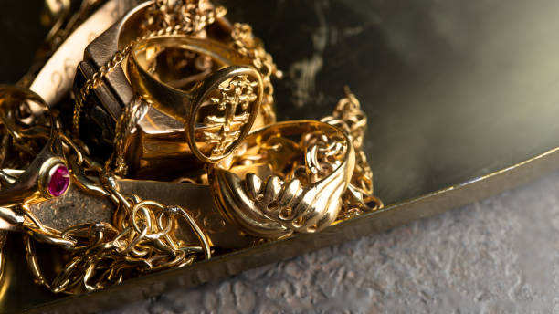 gioielli vecchi e rotti, anelli, catene, bracciali, orologio, orecchini su grande sfondo. vendi denaro contante per il concetto di oro. - gold jewelry coin scrap metal foto e immagini stock