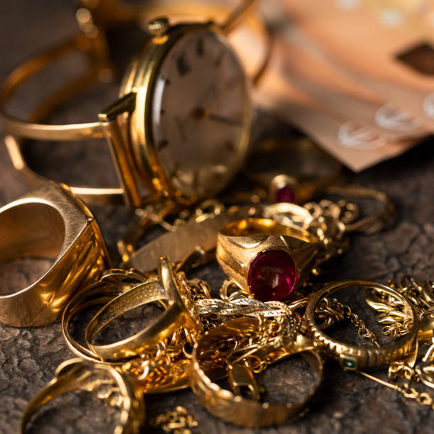 暗い背景に古くて壊れた宝石とユーロ紙幣。金のコンセプトのための現金。 - gold jewelry ring scrap metal ストックフォトと画像