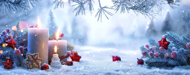 zimowy krajobraz leśny z płonącymi świecami - gift blue christmas religious celebration zdjęcia i obrazy z banku zdjęć