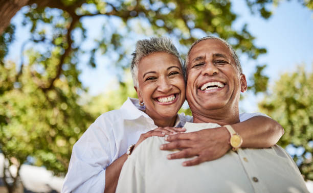 giardino, abbraccio e ritratto di coppia senior godere di pensione nella natura. estate, amore e uomo e donna in pensione in messico si abbracciano, sorridono e si abbracciano nel parco all'aperto nel giorno di sole legame, affetto e gioia - gardening couple senior adult ethnic foto e immagini stock