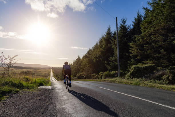 езда на велосипеде в одиночку по длинной дороге - road cycling стоковые фото и изображения