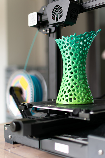 3d printing of a vase with multicolored pla filament