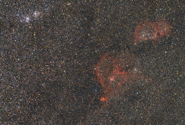 nébuleuses du cœur et de l’âme, nébuleuse en émission dans la constellation de cassiopée et double amas ouvert - nebula supernova perseus astronomy photos et images de collection